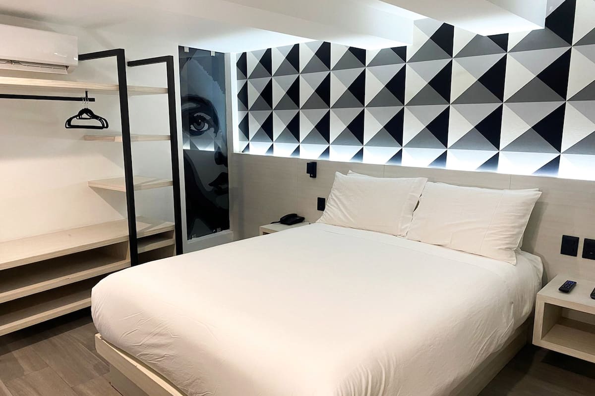 standard room, 1 queen bed, non smoking | 1 bedroom, premium bedding, in-room safe, laptop workspace