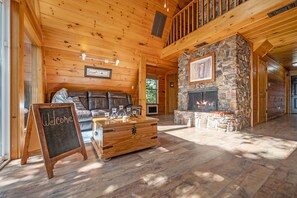 Fireplace, books, stereo - Peckerwood Knob Sunrise Cabin; Seclusion in the Mountains of SE Oklahoma  (Smithville)