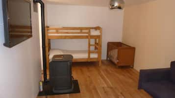 1 habitación, tabla de planchar con plancha, wifi y ropa de cama