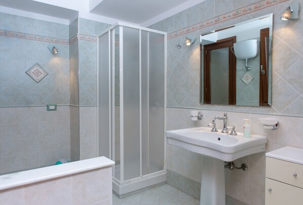 Een bad, een haardroger, een bidet, handdoeken