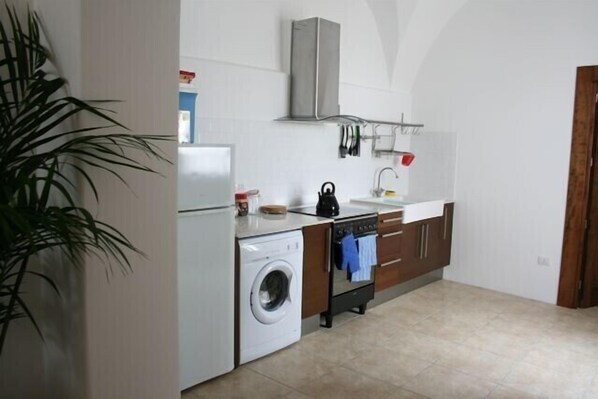 Fridge, oven, stovetop, coffee/tea maker