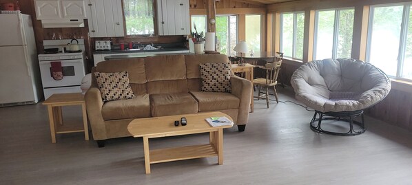 Téléviseur connecté, lecteur de DVD, livres, sélection de films