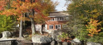 Beautiful Lakefront Cottage with Mountain Views