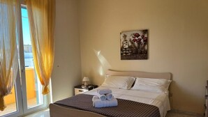 Une chambre à coucher avec un lit, une table de chevet, une lampe et un tableau au mur.