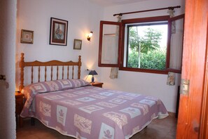 2 bedrooms, travel crib, free WiFi, bed sheets