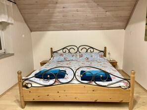 2 bedrooms, iron/ironing board, travel cot, free WiFi