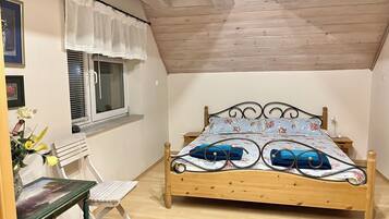 2 habitaciones, tabla de planchar con plancha y cuna de viaje
