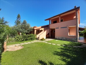 Exterior - three-room apartment on the first floor with a / c 280 meters from the sea (Costa Rei)
