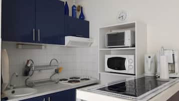 Wasserkocher mit Kaffee-/Teezubehör, Kühlschrank, Mikrowelle, Ofen