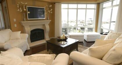4 BDRM TH right on the Lake