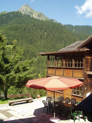 Outdoor dining - Modern equipped hut with guaranteed snow near large ski areas (Gargellen im Montafon)
