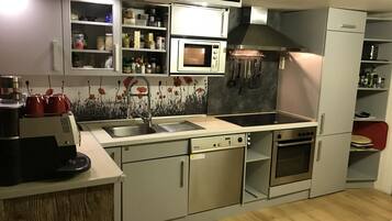 Réfrigérateur, micro-ondes, four, plaque de cuisson