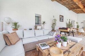 TV connectée, lecteur de DVD, baby-foot, table de tennis de table