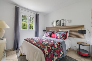 5 bedrooms, desk, iron/ironing board, free WiFi