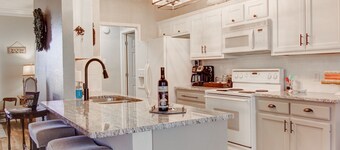 JoyHouse-Waco convenient to Baylor, Silos and great restaurants!!