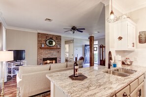 Interior - JoyHouse-Waco convenient to Baylor, Silos and great restaurants!! (Waco)