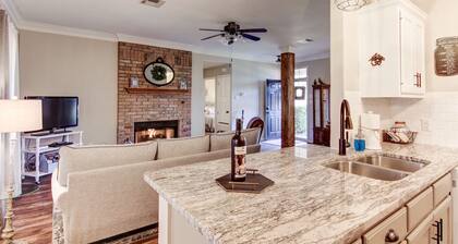 JoyHouse - Uusittu, 15 min Magnolia Silos & Baylor!