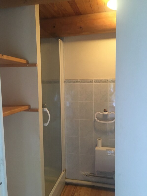 Ein Badezimmer mit Dusche, Toilette und Waschbecken.