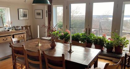 Täysin nimitetty vesinäkymä talo kymmenen minuutin kävelymatkan päässä rannalta