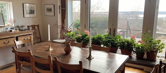 Fuldt udnævnt hus med vandudsigt ti minutters gang fra stranden