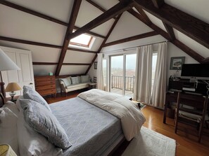 4 bedrooms, desk, iron/ironing board, free WiFi - Post and Beam home with westward views of the ocean and sunsets (Chilmark)