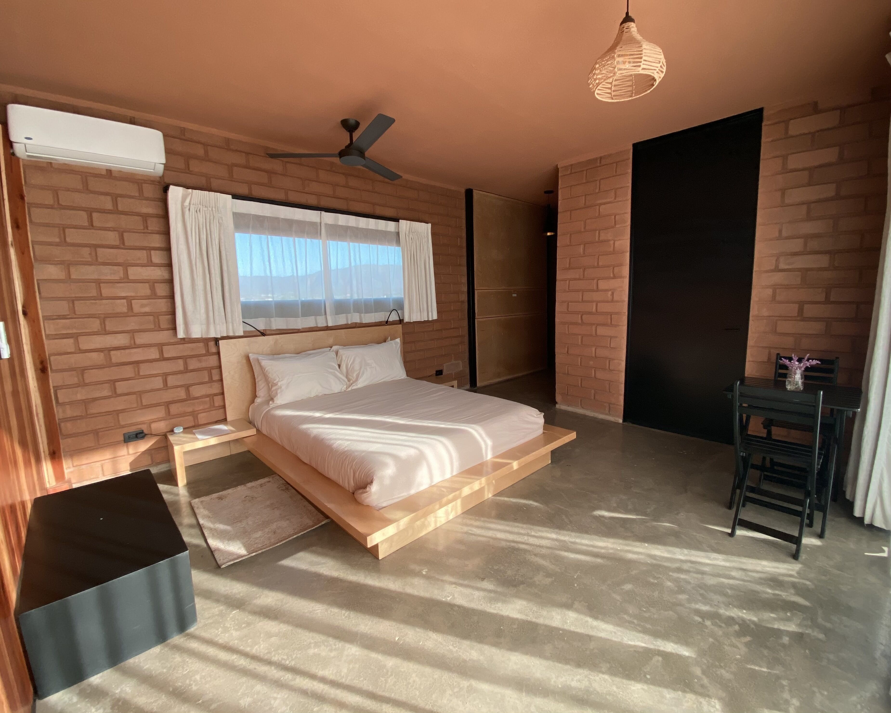 Comfort-Zimmer | Verdunkelungsvorhänge, kostenloses WLAN, individuell dekoriert