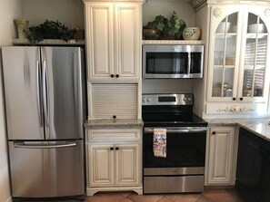 Kühlschrank, Mikrowelle, Ofen, Herdplatte