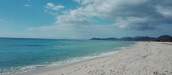 Charmig stuga med utsikt över havet bara några steg från stranden