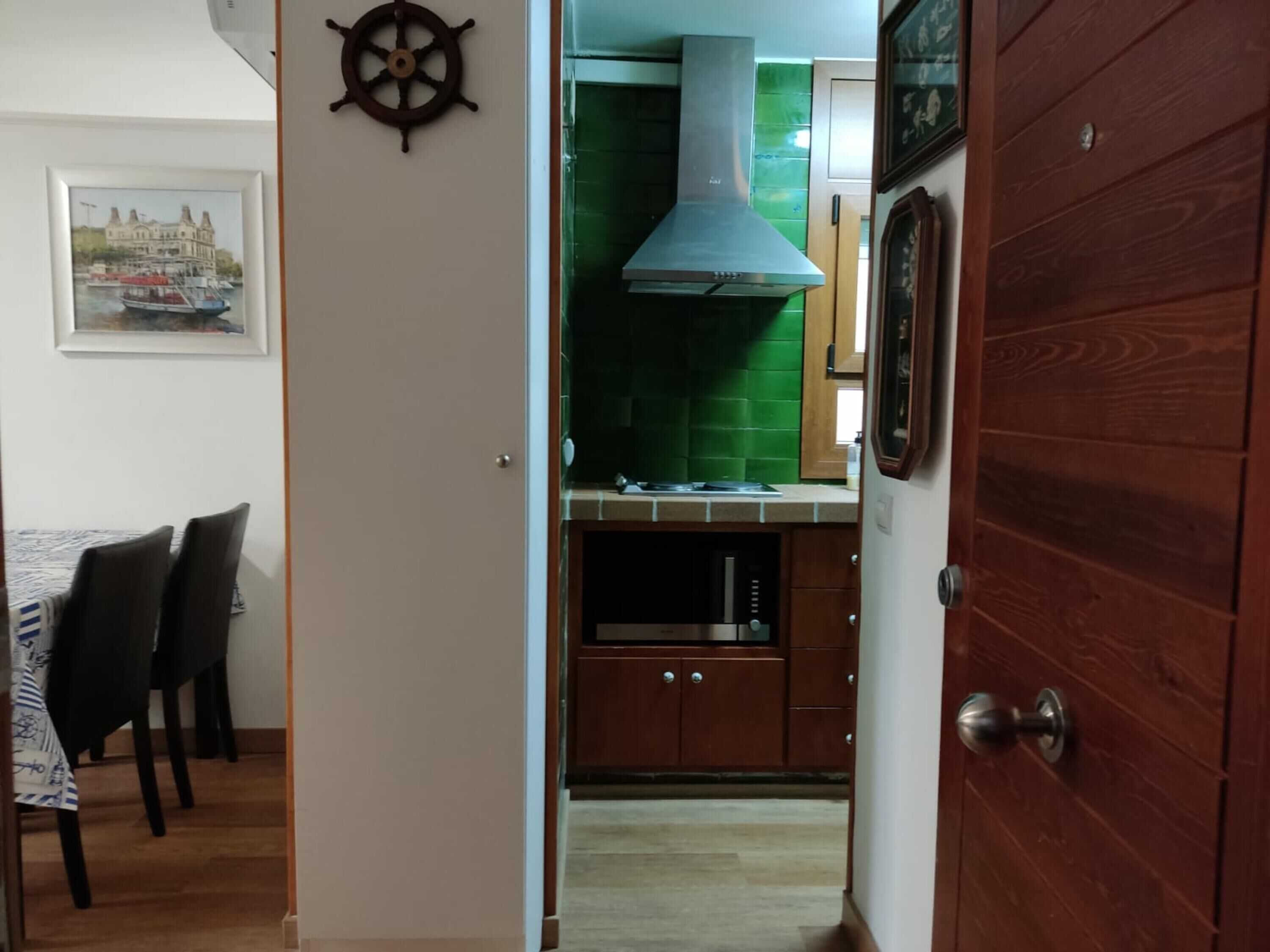 Frigorífico, microondas, horno y cafetera o tetera
