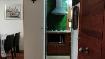 Frigorífico, microondas, horno y cafetera o tetera