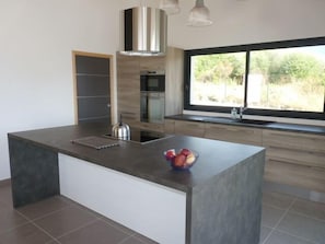 Réfrigérateur, four à micro-ondes, un four, surface de cuisson