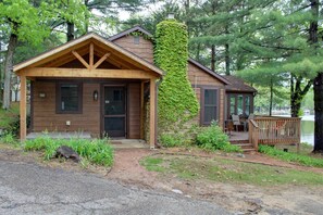 Exterior - Vintage Cottage on Lake Delton (Wisconsin Dells)