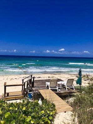 Sur la plage, chaise longue, serviettes de plage