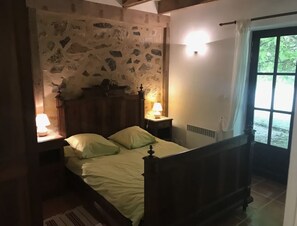 3 chambres, fer et planche à repasser, Wi-Fi, draps fournis