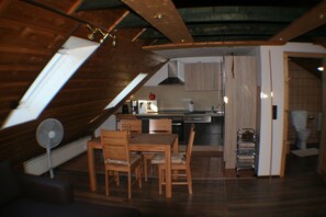 Fridge, microwave, oven, stovetop - Feel-good nest with children's bunk (Dornum OT Dornumersiel)