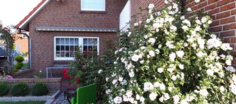 Apartamento soleado con balcón y vista al estanque.