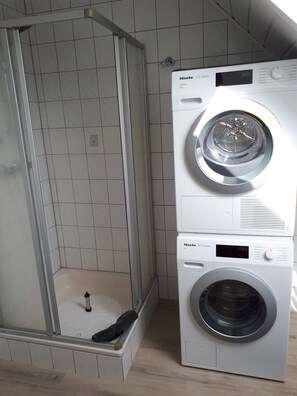 Dusche, Haartrockner, Handtücher, Seife