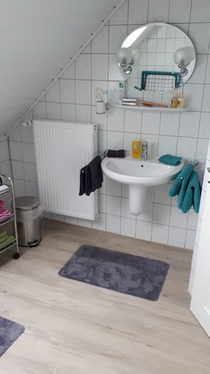 Shower, hair dryer, towels, soap - Sunny apartment with balcony and pond view (Neermoor)
