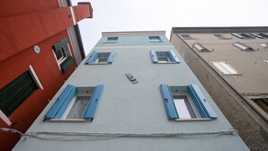 Ein Gebäude mit vielen Fenstern und einem flachen Dach.
