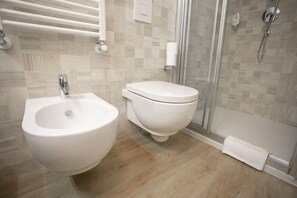 Serviettes fournies, savon, shampoing, papier toilette