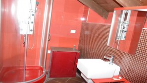 Regadera, secadora de cabello, bidet, toallas 