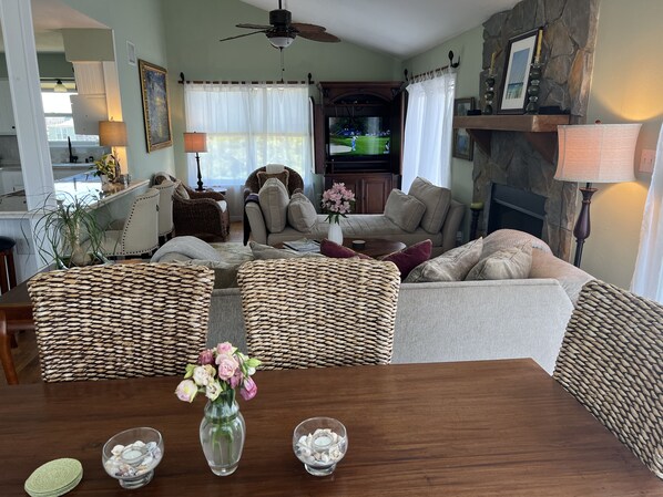 Smart TV, fireplace, DVD player, stereo