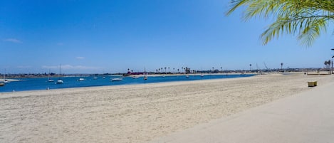 靠近海滩