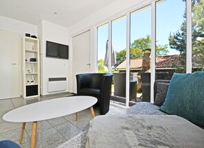 Fernseher, Kamin, Stereoanlage