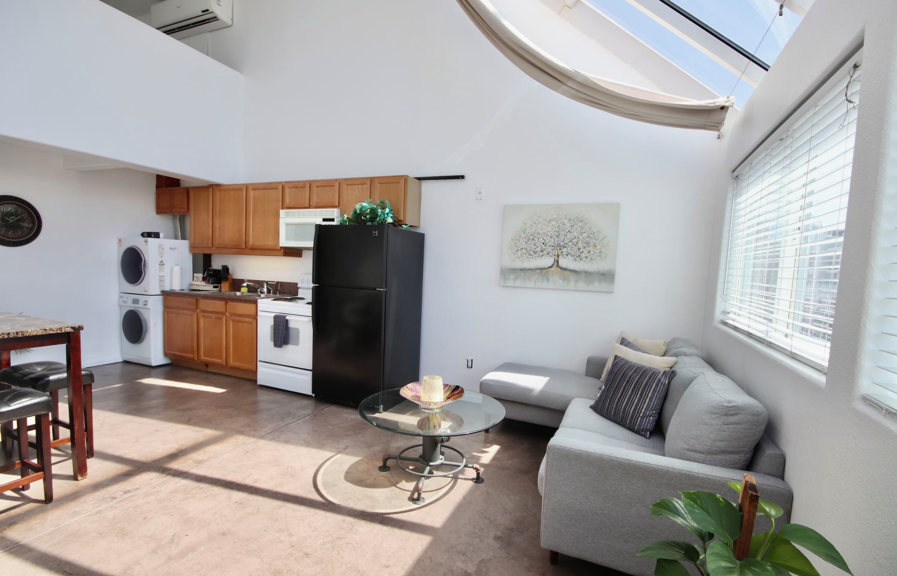 Un apartamento moderno con cocina, comedor y sala de estar.