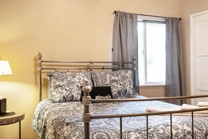 1 bedroom, iron/ironing board, WiFi, bed sheets - Amazing location in Eagle Rock... (Los Angeles)