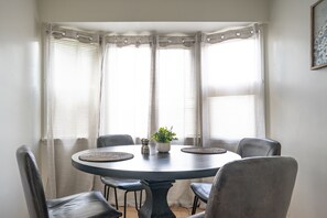 Dining - Amazing location in Eagle Rock... (Los Angeles)