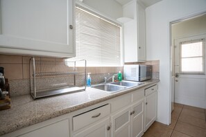 Fridge, microwave, oven, stovetop - Amazing location in Eagle Rock... (Los Angeles)