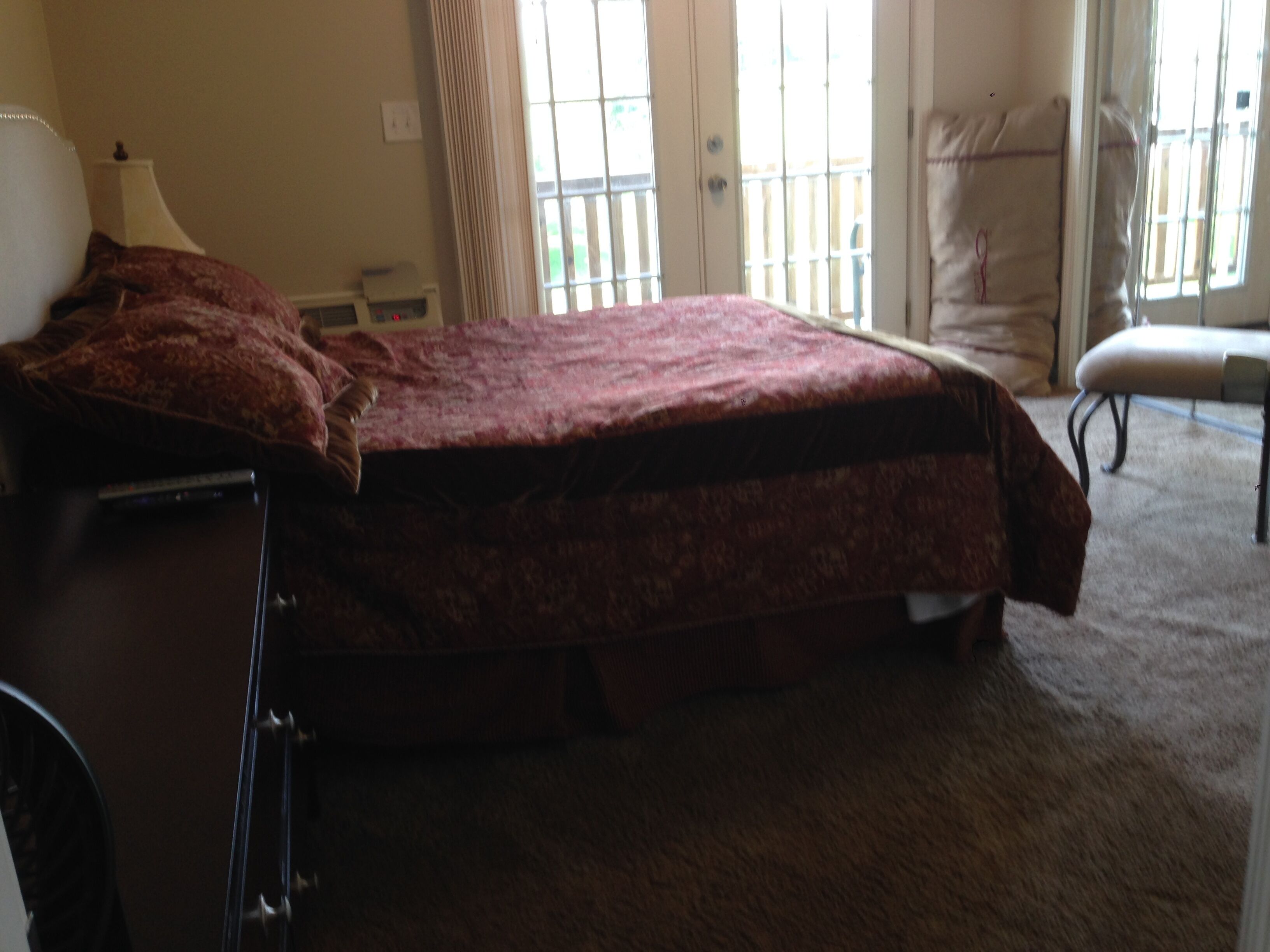 Ein Schlafzimmer mit Bett, Stuhl und Schreibtisch.