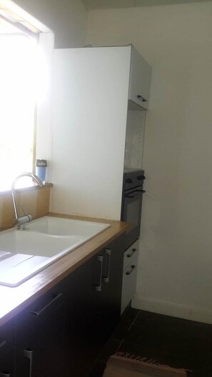 Kühlschrank, Mikrowelle, Ofen, Wasserkocher mit Kaffee-/Teezubehör